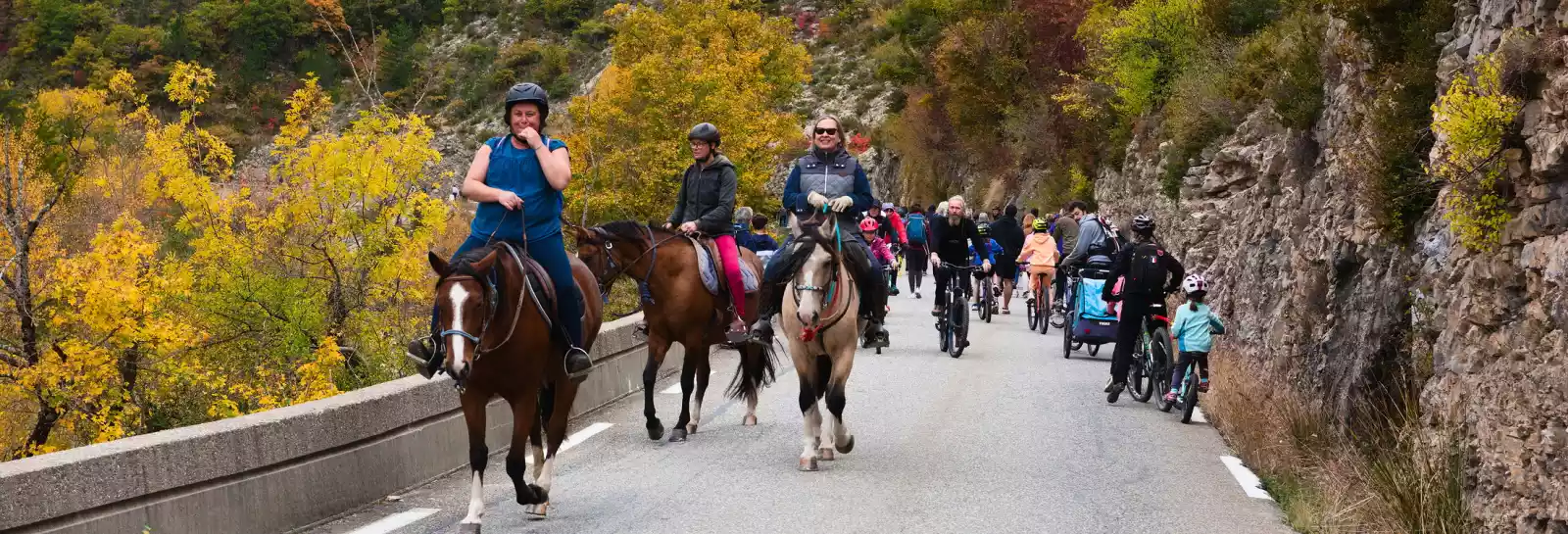 chevaux, cyclo et randonneurs dans les gorges de la Méouge