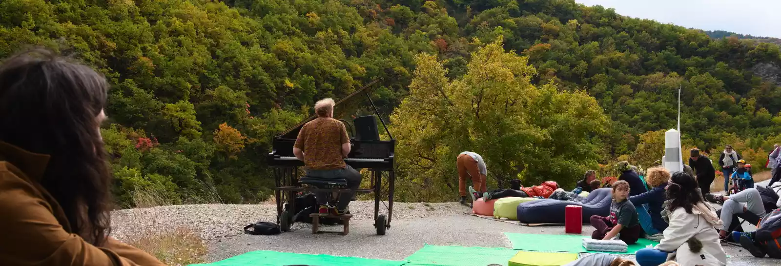 espace détente et piano en surplomb de la Méouge