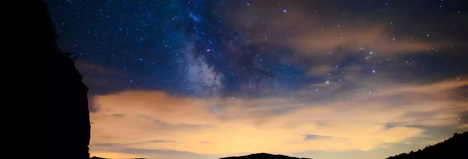 la Voie lactée au dessus de la montagne de Palle