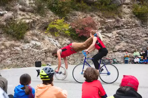Tricycle, duo acrobatique par la Compagnie Capharna&uuml;m