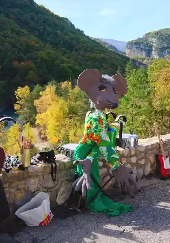 La parade Charivari en attente au soleil