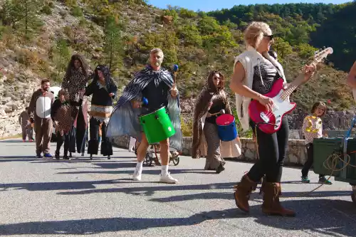 D&eacute;fil&eacute; Charivari Parade