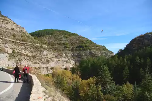 le collectif &Ccedil;a Marche traverse les gorges de la M&eacute;ouge