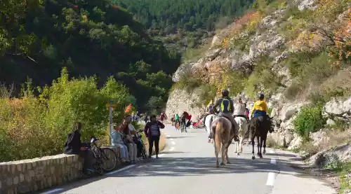 Sacr&eacute;e M&eacute;ouge &agrave; cheval , &agrave; pied ou &agrave; v&eacute;lo
