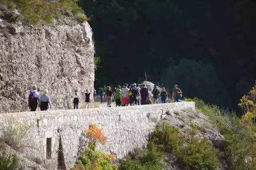 Promenade dans les gorges en toute s&eacute;curit&eacute;